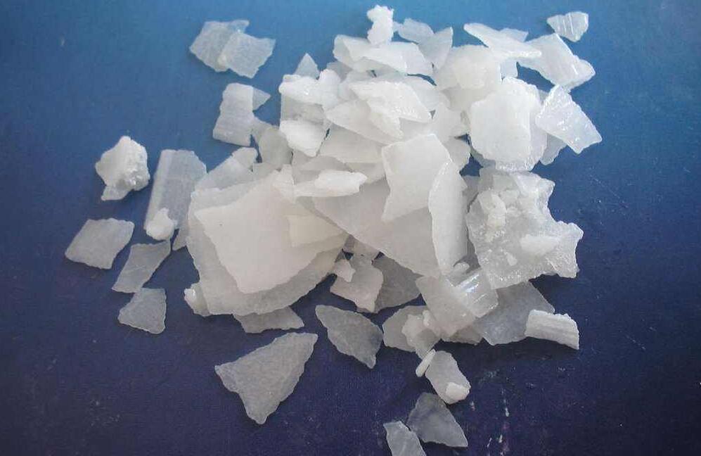 男童误把火碱吃下 竟把火碱当白糖，孩子误触火碱应怎么处理
