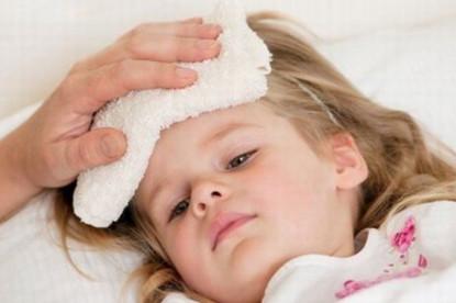 发烧不要再捂汗了！这样给宝宝退烧才是正确的！