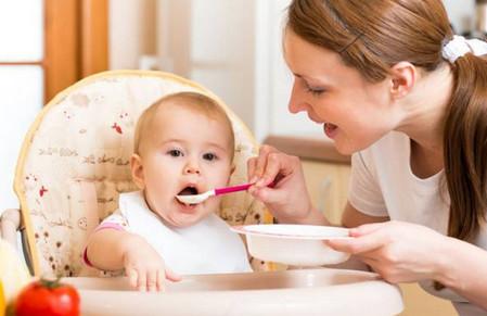 喂养宝宝，用嘴给宝宝把食物吹凉有哪些危害？