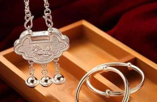 长命锁、银手镯等存在着安全隐患，给宝宝佩戴饰品要注意什么？