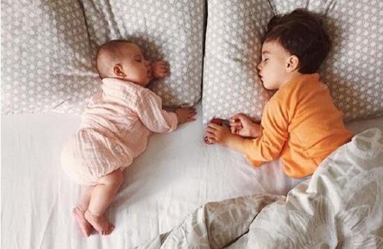 宝宝睡觉爱踢被子什么原因 另附解决方法哦