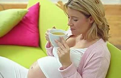 孕期胎宝宝在肚子里打嗝是什么感觉？会影响宝宝健康吗？