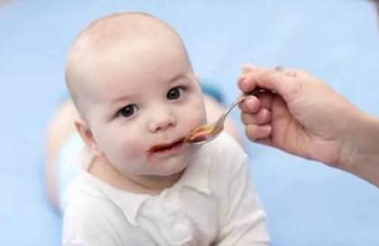 给新生宝宝喂药，宝妈应该怎么做？