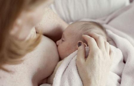 感冒发烧听父母的话给宝宝喂奶，结果宝宝得了肺炎？