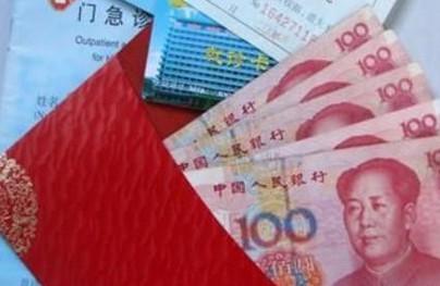 术前塞了个红包给主刀医生，医生收了后手术很顺利，真相却是......