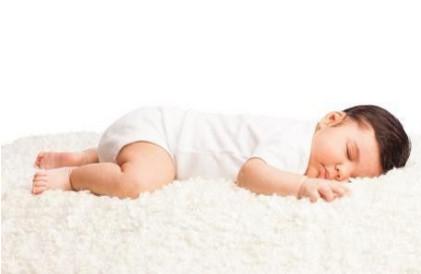 怎么样护理新生儿的睡眠以及尿便？