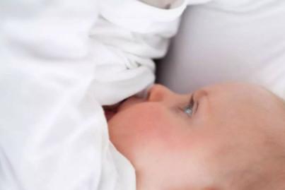 喂奶时另一边往外流？这叫溢奶，教你一个简单动作止住它！