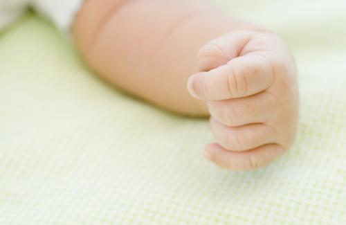 新生儿老是握拳头怎么回事 注意及时打开宝宝紧握的小拳头