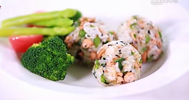 美味早餐之三文鱼饭团