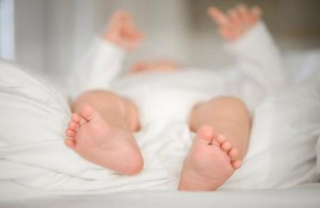 为什么孩子睡觉爱踢被子？如何让宝宝睡觉更安稳？