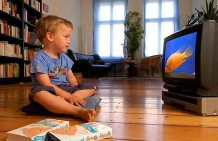年幼的孩子看太多电视有哪些坏处？如何正确让孩子看电视？