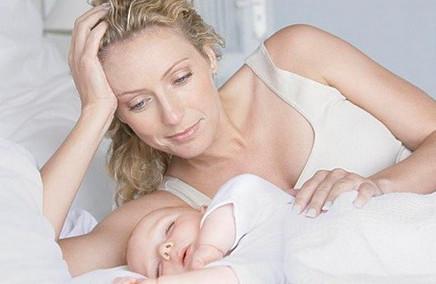 为何很多妈妈坐月子时情绪低落总想哭呢？