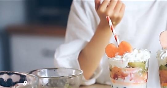 水果塔与彩虹杯