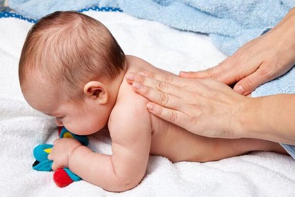 婴儿吐奶按摩手法图