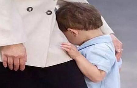 孩子为什么会认生？爸爸妈妈应该怎样帮助孩子度过认生期？