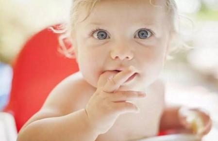 宝宝迷恋上了吃手和撕纸，如何正确引导才能激发孩子的智力！