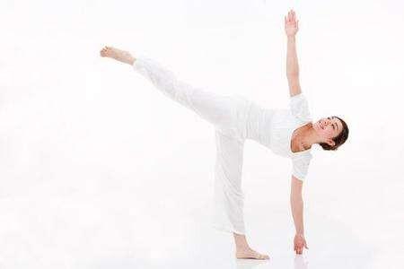 保养卵巢的瑜伽体式图 每天做这5个动作让你年轻十岁