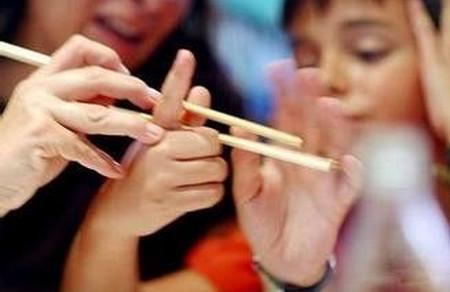 宝宝何时用筷子？如何教孩子用筷子？