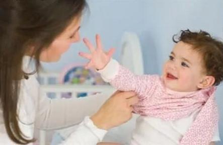 如何判断宝宝冷不冷？怎样正确给孩子添衣？