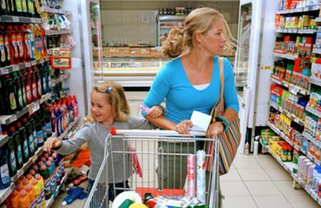 逛超市不慎把娃摔出购物车，妈妈你长点儿心吧！