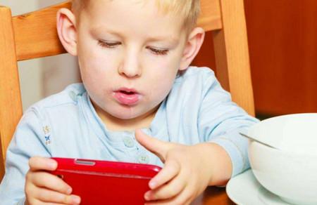孩子沉迷手机？那你该学学这2招！