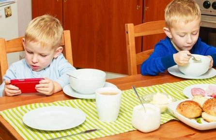 孩子不好好吃饭，可能就是这些小细节在“坑娃”