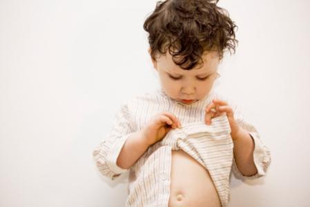 宝宝爱抠肚脐眼是怎么回事 该如何纠正怎么护理