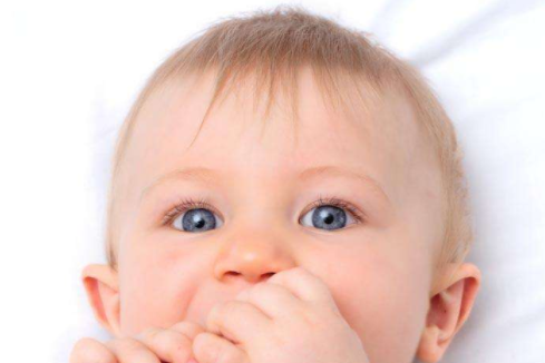宝宝吃脚有什么好处 为什么宝宝爱吃脚