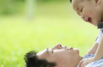 宝宝先叫爸爸还是妈妈？和谁亲，就先叫谁吗？