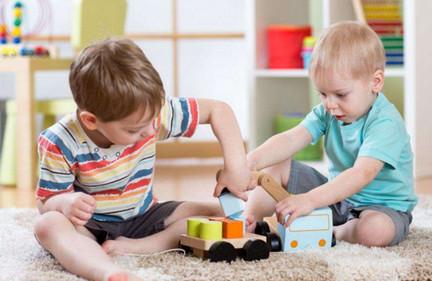 孩子爱抢玩具？你可以这样做