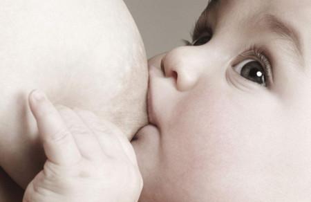乳房被宝宝吃奶吃偏了，该如何调整？