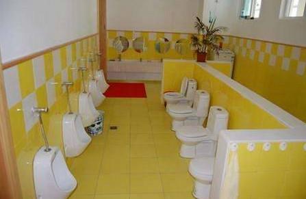 幼儿园的厕所是男女混用，这样真的没问题吗？