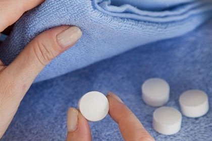 宝宝衣服能放樟脑丸吗 宝宝衣柜里放樟脑丸的危害