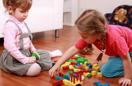 孩子被逼分享玩具，家长一定想不到的3个害处！