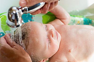 怎么给一岁宝宝洗头发 让宝宝不哭不闹舒服洗头发的方法