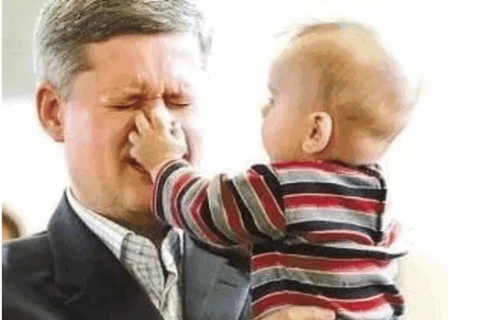 孩子拿着零食走过来，老师们撒赖，孩子会怎么反应呢？