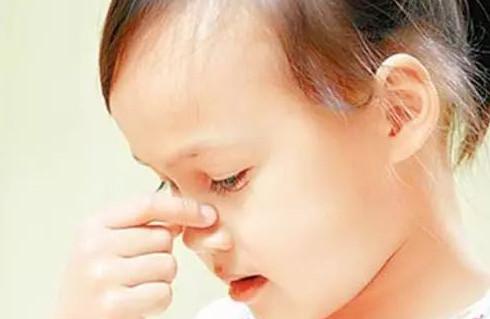 带着孩子看病，医生不看孩子却一直盯着大人问？