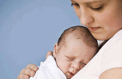 给孩子喂奶时，这两个习惯很伤害宝宝，你知道吗？