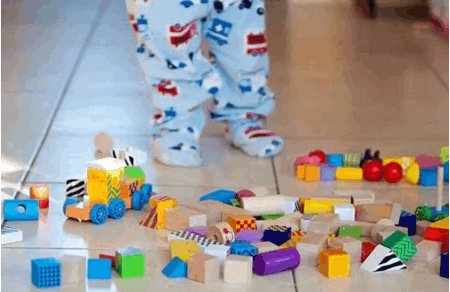 宝宝总是乱扔东西？学会这3招再也不怕！