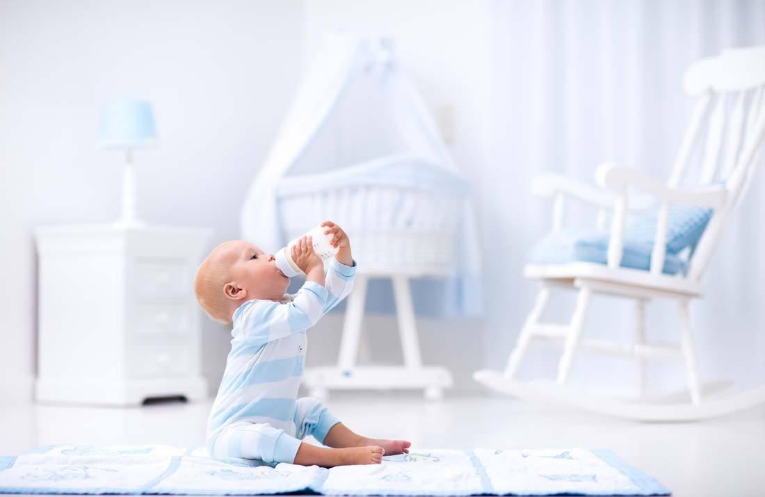 宝宝睡前多久喝奶最佳 宝宝睡前喝奶的利于弊
