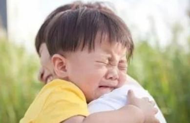 孩子在公众场合哭闹，家长如何聪明地应对？