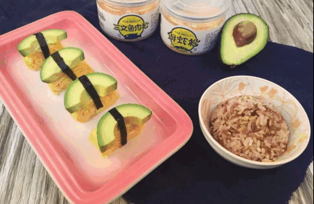 让宝宝越吃越聪明的辅食，牛油果三文鱼松厚蛋烧！