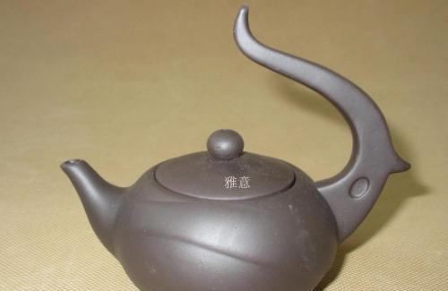 泥壶和铜壶的故事