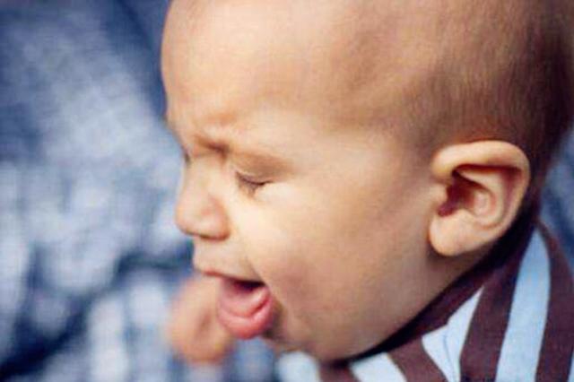 宝宝卡喉咙里怎么办小窍门