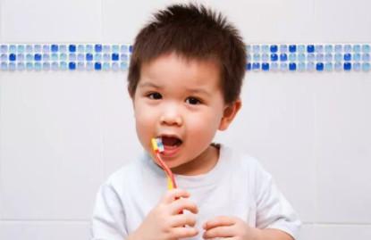 这样教孩子刷牙是错误的，很多宝妈都中招了