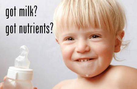 牛奶PK配方奶，1岁后的宝宝到底喝哪个更好？