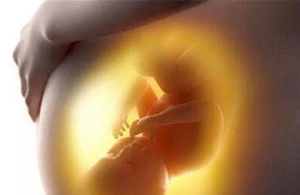 很多孕妈咪会好奇，胎动时宝宝在干吗？