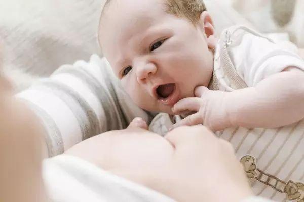 宝宝不肯吸乳头怎么办 快来试试这些方法吧