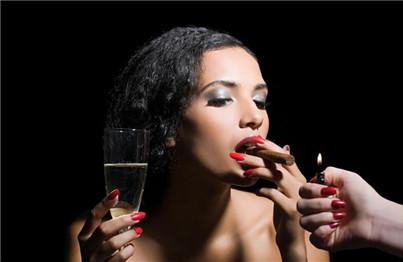 女人抽烟会影响皮肤吗 抽烟真的会让人变丑吗？