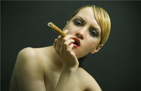 女人抽烟容易变老吗 抽烟真的会加速衰老吗？